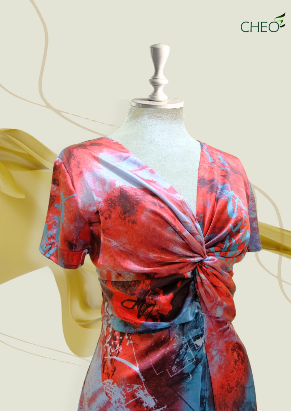 Đầm xoắn ngực lụa xanh hoa đỏ